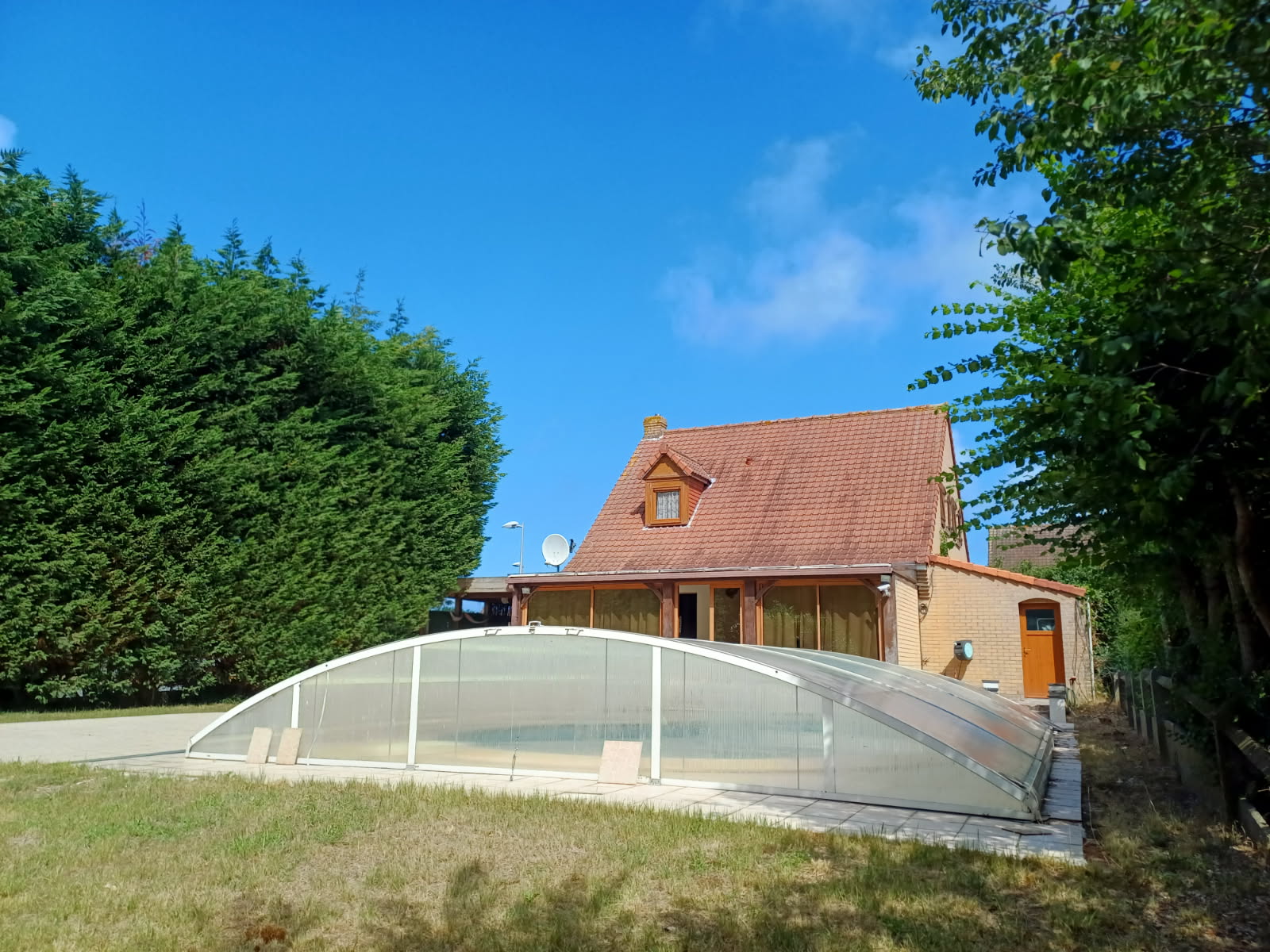 Pavillon individuel avec piscine couverte